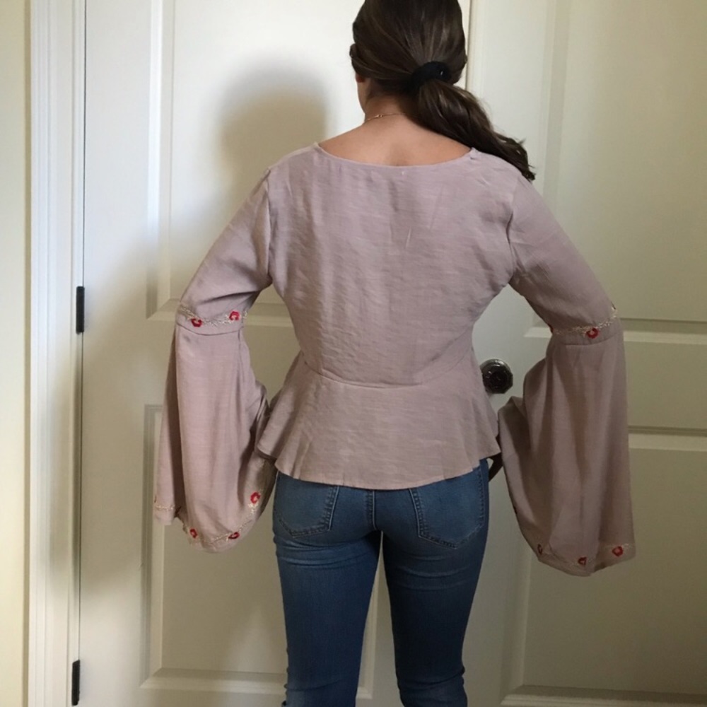🎁taupe floral bell sleeve top M - Picture 6 of 8